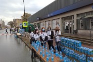Wolontariusze obsługujący punkt żywieniowy na 35 kilometrze trasy - przy ul. Powstańców w…