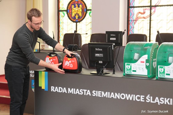 Tomasz Mazur szkoli siemianowickich urzędników z obsługi defibrylatorów i udzielenia pierwszej…