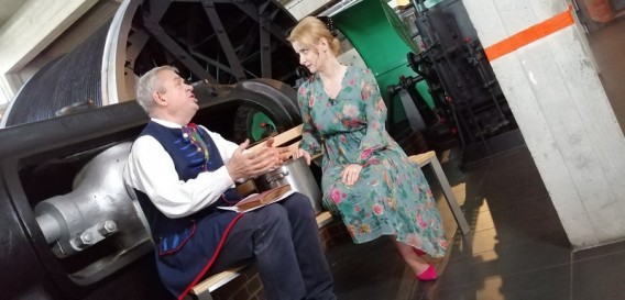 Agata Śliwa i Marek Szołtysek siedzą na ławce przy zabytkowej maszynie parowej w Parku Tradycji…
