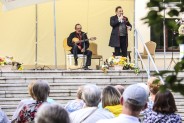 Aleksandr Maceradi i Juliusz Ursyn - Niemcewicz na scenie SCK Zameczek. W tle publiczność, beżowy…