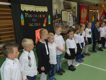 Uczniowie przez ceremonią pasowania.