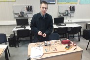 Mechatronik przy stanowisku z układem elektrycznym