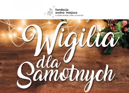Napis: Wigilia dla Samotnych na tle ustrojonej choinki