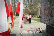 Mieszkańcy składają kwiaty na Pomniku Czynu Powstańczego w Siemianowicach Śląskich.