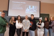 Uczestnicy projektu przed ekranem