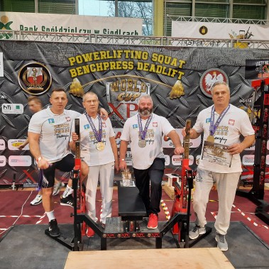 Siemianowiccy siłacze ze zdobytymi medalami