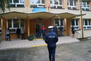 Policjant przy budynku szkolnym