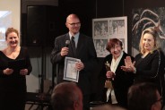 Bogumiła Hrapowicz-Halor i Jakub Halor odbierają statuetkę przyznaną Antoniemu Halorowi