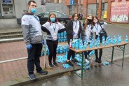 Wolontariusze obsługujący punkt żywieniowy na 35 kilometrze trasy - przy ul. Powstańców w…