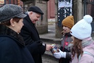 Starsi państwo wrzucają pieniądze do skarbonki