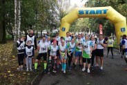 Grupa biegaczy przed startem Biegu Jesieni i Nordic Walking