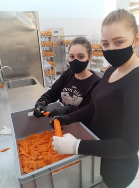 Uczennice klasy 3 technik reklamy - przygotowują śniadanie wielkanocne.