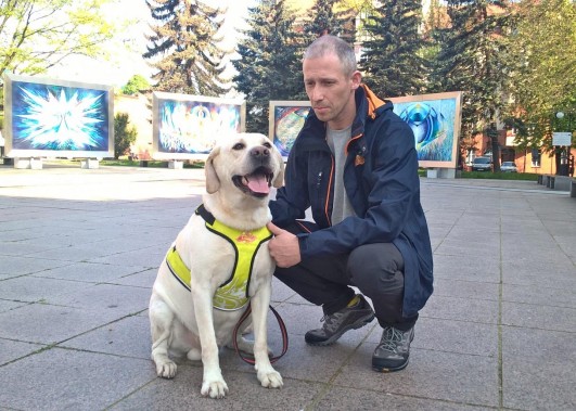 Mariusz Markowski i jego przyjaciel labrador Chico