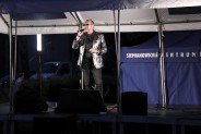 Artysta na oświetlonej scenie