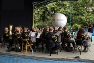 Występ Górniczej Orkiestry Dętej Bytom - muzycy z boku w trakcie koncertu