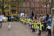 Dzieci oglądają pokaz Jumpstyle przygotowany przez uczniów Gimnazjum nr. 2