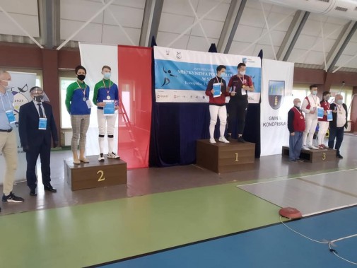 Marcin Jabłoński na dfrugim stopniu podium ze swoją trenerką - Martą Halembą.