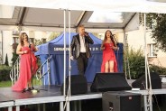 Trójka wokalistów na scenie