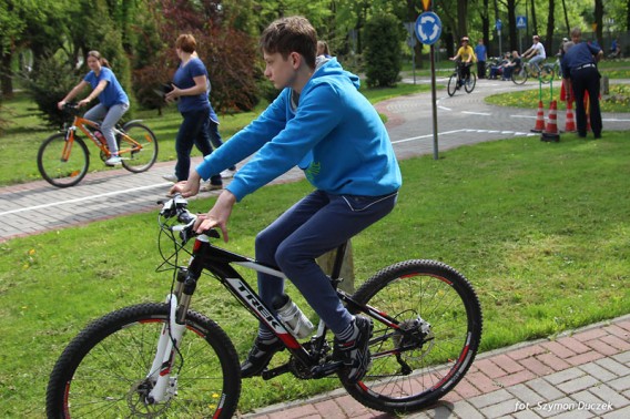 Jazda rowerem po miasteczku ruchu drogowego