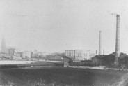 Staw hutniczy, gospoda górniczo-hutnicza i z prawej widoczne zabudowania huty "Laura" (od 1948 r.…