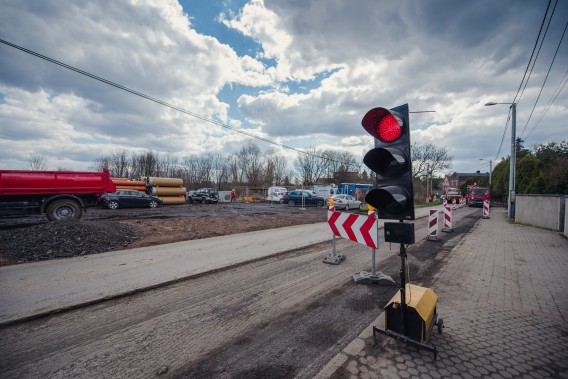 Tymczasowa sygnalizacja świetlna na ulicy Wiejskiej.