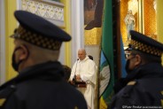 Pomiędzy sylwetkami strażników miejskich widoczny główny celebrans mszy świętej
