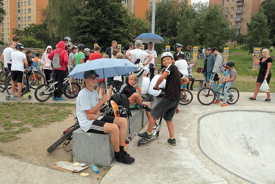 Młodzież zgromadzona przy siemianowickim skateparku.