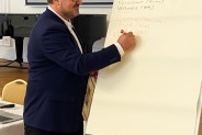 Prelegent piszący na tablicy