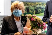 Pani Emilia Bielak z kwiatami