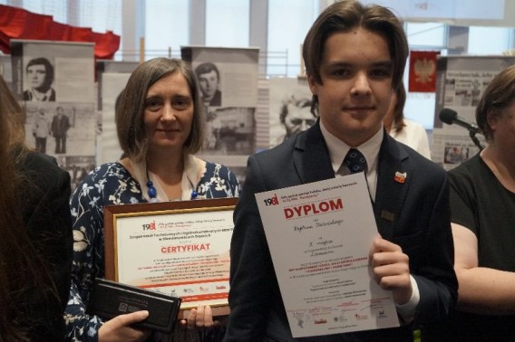 Laureat wraz z koordynator projektu