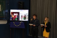Uczestnicy Erasmus+ omawiający działania projektowe.