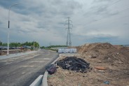 Jezdnia łącznika z warstwą bitumiczną. Po lewej stronie nowe oświetlenie uliczne.