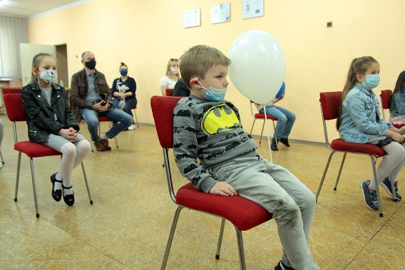 "Dbamy o siebie i innych w czasie pandemii", tytuł konkursu plastycznego dla dzieci,…