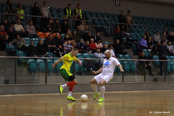 Michał Tkacz (po prawej) - snajper FC 2016 Siemianowice strzelił w meczu przeciw Bongo Krapkowice…