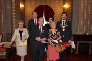 Pamiątkowe zdjęcie pary obchodzacej jubileusz Godów z władzami miasta (8)