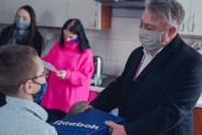 Przedstawiciel firmy BDW B SEWERYN D ŁĄCZYŃSKI SPÓŁKA JAWNA przekazuje sportowe buty…