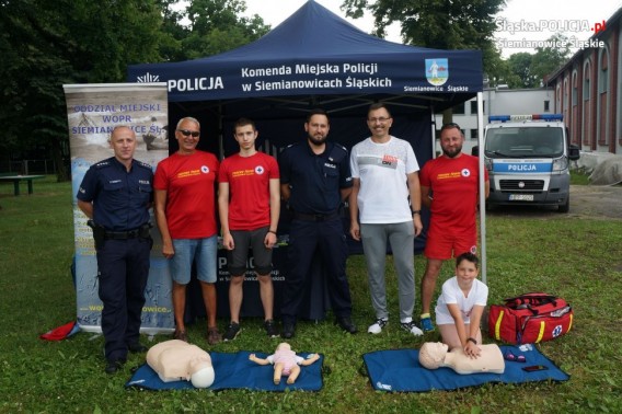 Prowadzący zajęcia przed namiotem