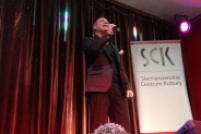 Jacek silski z mikrofonem - zbliżenie