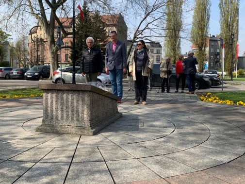 Przedstawiciele Nowej Lewicy składają kwiaty pod Pomnikiem Nieznanego Żołnierza