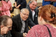Autorzy podpisujący książki