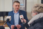 Prezes firmy MMJ udzielający wywiadu dla loklanych mediów.