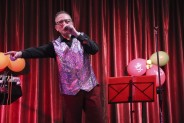 Artysta na scenie z mikrofonem w dłoni