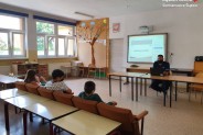 Uczniowie słuchający policjanta
