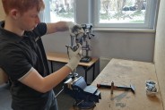 Uczeń podczas zajęć praktycznych w szkolnej pracowni mechanicznej.