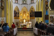 Wnętrze kościoła Krzyża Świętego w czasie uroczystej mszy świętej