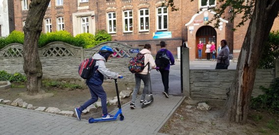 Na dwóch i czterech kółkach uczniowie "Trójki"