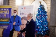 Poseł i uczestniczka spotkania przy choince.