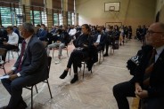 W oddalonych od siebie rzędach zasiedli uczestnicy uroczystości