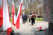 Siemianowiccy radni pod Pomnikiem Czynu Powstańczego w Siemianowicach Śląskich.