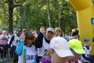 Zdjęcie grupowe uczestników  Biegu Jesieni i Nordic Walking w Parku Pszczelnik